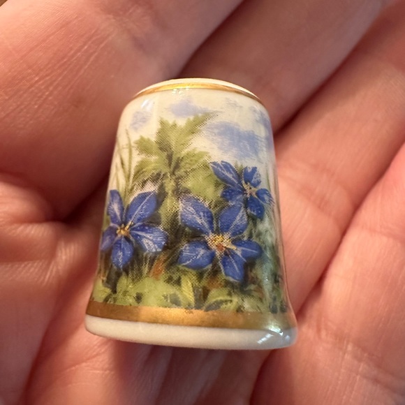 Vintage W Germany Thimble with flowers - Picture 3 of 5